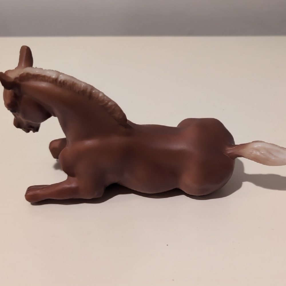 Breyer Chestnut Foal Lying Down - Picture 2 of 7